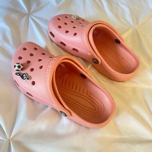 coral/salmon crocs w/ charms ˚ʚ♡ɞ˚